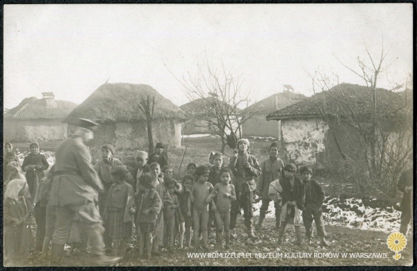 Żołnierze Armii Cesarstwa Niemieckiego z dziećmi na tle osiedla