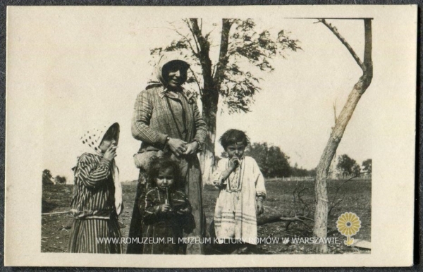 W osiedlu (2), matka z tr&oacute;jką dzieci