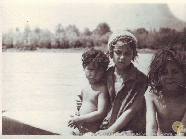 Gr&oacute;dek Jagielloński, dzieci nad rzeką