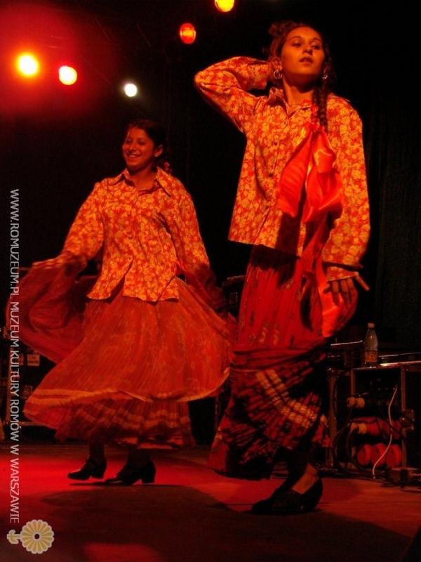 Tancerki zespołu Roma Fest