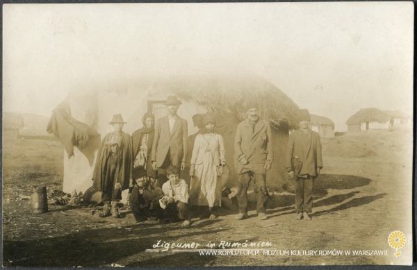 Zigeuner in Rum&auml;nien, rodzina przed domem