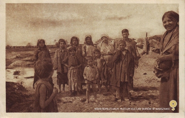 Grupa podrostk&oacute;w, osiedle w Zakarpaciu