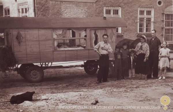 W&oacute;z (typu ostrowskiego) na chwilowym postoju - Polska Roma