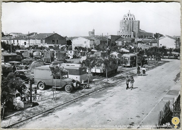 Stes-Maries-de-la-Mer, widok na obozowisko i kości&oacute;ł