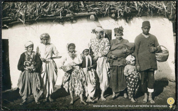 Grupa Rom&oacute;w przed domem