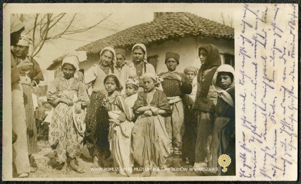 Grupa kobiet i dzieci przed domem