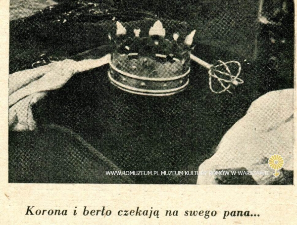 "Jak było naprawdę na koronacji Janusza I-ego, kr&oacute;la cygan&oacute;w" - korona i berło
