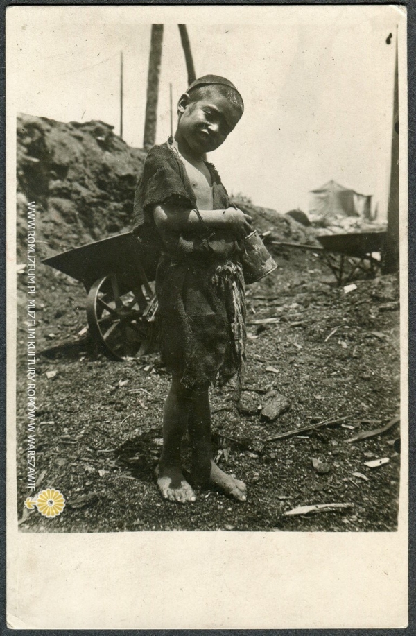 Chłopiec z puszką na jedzenie