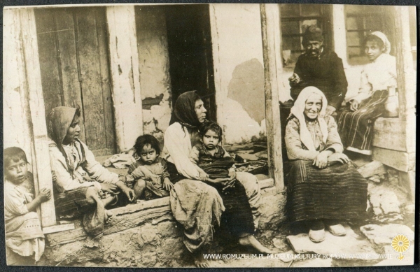 Grupa Rom&oacute;w na progu domostwa