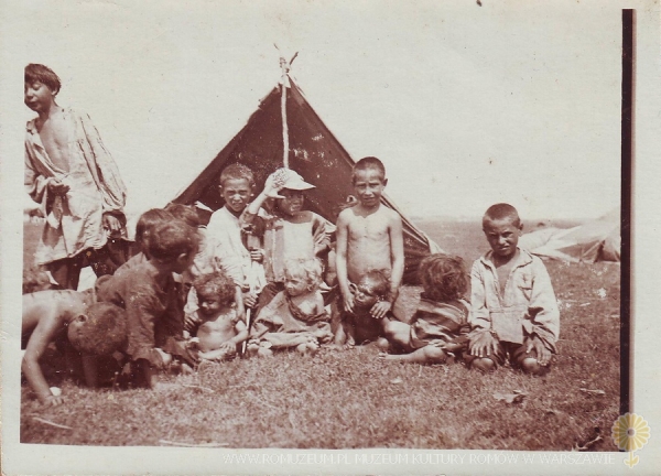 Ż&oacute;łkiew, dzieci przed namiotem