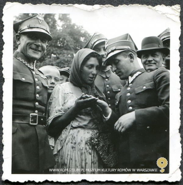 Powr&oacute;żyć panom oficerom