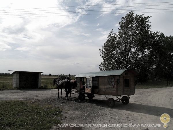 W&oacute;z (typu ostrowskiego) polskich Rom&oacute;w na postoju
