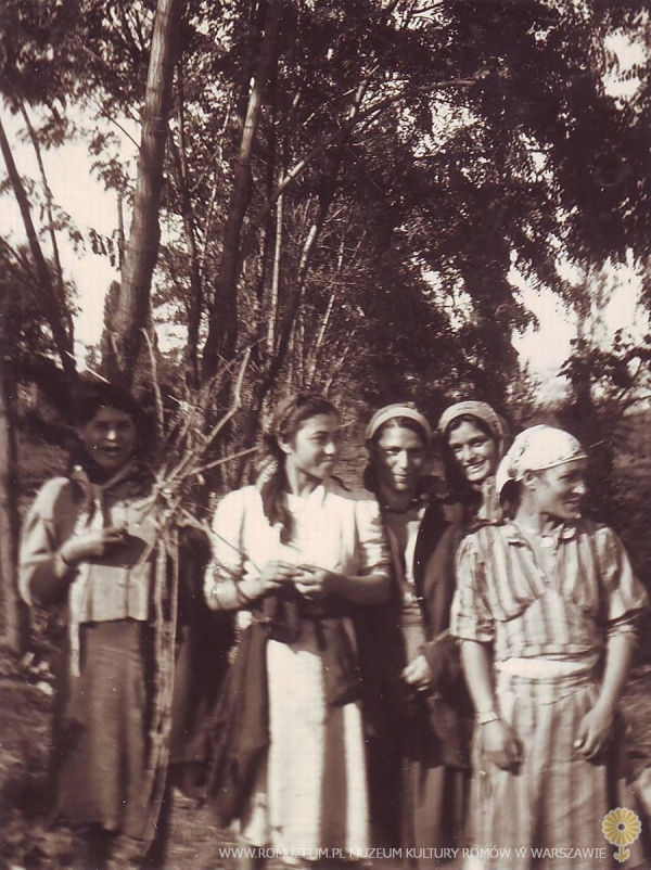 Serbia, &Scaron;abac, grupa młodych kobiet.