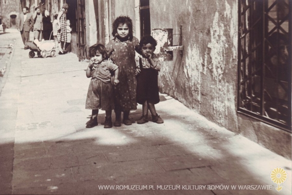 Rodzeństwo na ulicy w Bystrzycy Kłodzkiej