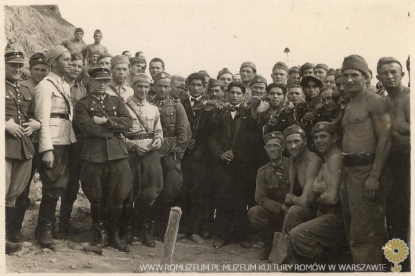 Muzykanci wśr&oacute;d żołnierzy