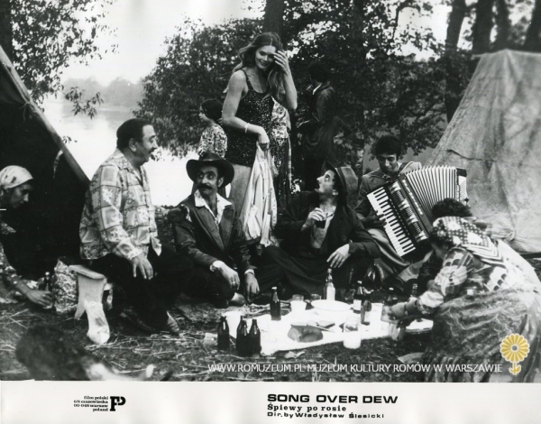 "Śpiewy po rosie" - w obozie Rom&oacute;w