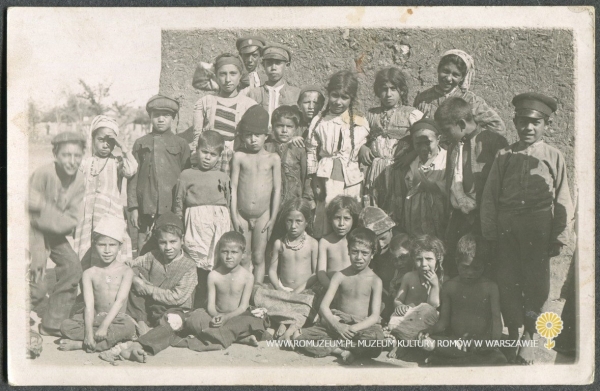 Grupa dzieci z osiedla