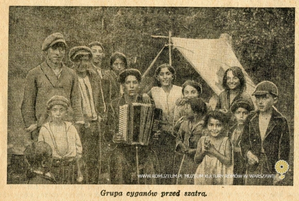 Grupa Cygan&oacute;w przed szatrą